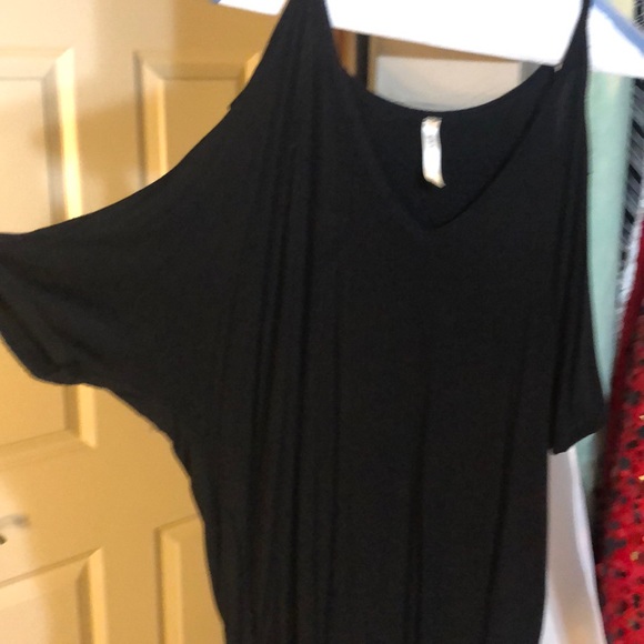 Emerald Tops - Black T-shirt with cut out shoulders